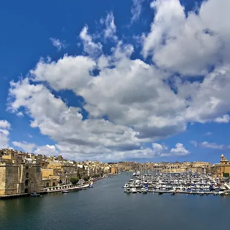 Blue Waters 3 Bedroom In Sliema, Just Off The Seafront Sliema