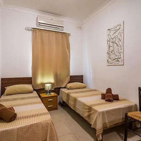 Blue Waters 3 Bedroom In Sliema, Just Off The Seafront Apartment *