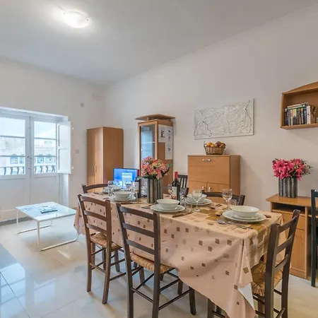 Blue Waters 3 Bedroom In Sliema, Just Off The Seafront Apartment *
